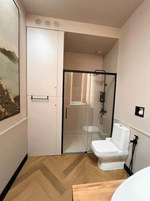 Littlehouse- Entire Property For Maximum 4 People Bukarest Kültér fotó